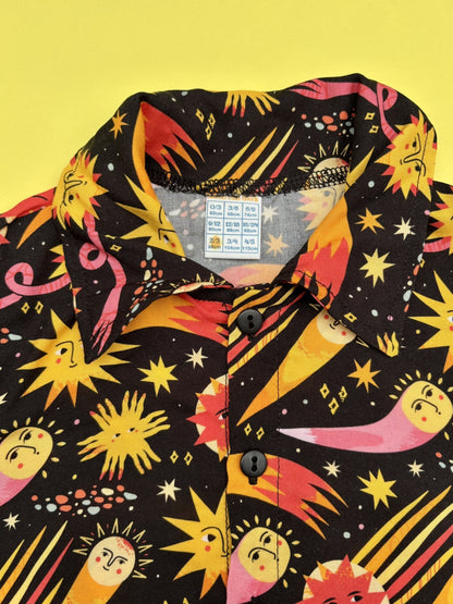Detalle del estampado de soles, cometas y estrellas de la camisa Cosmos