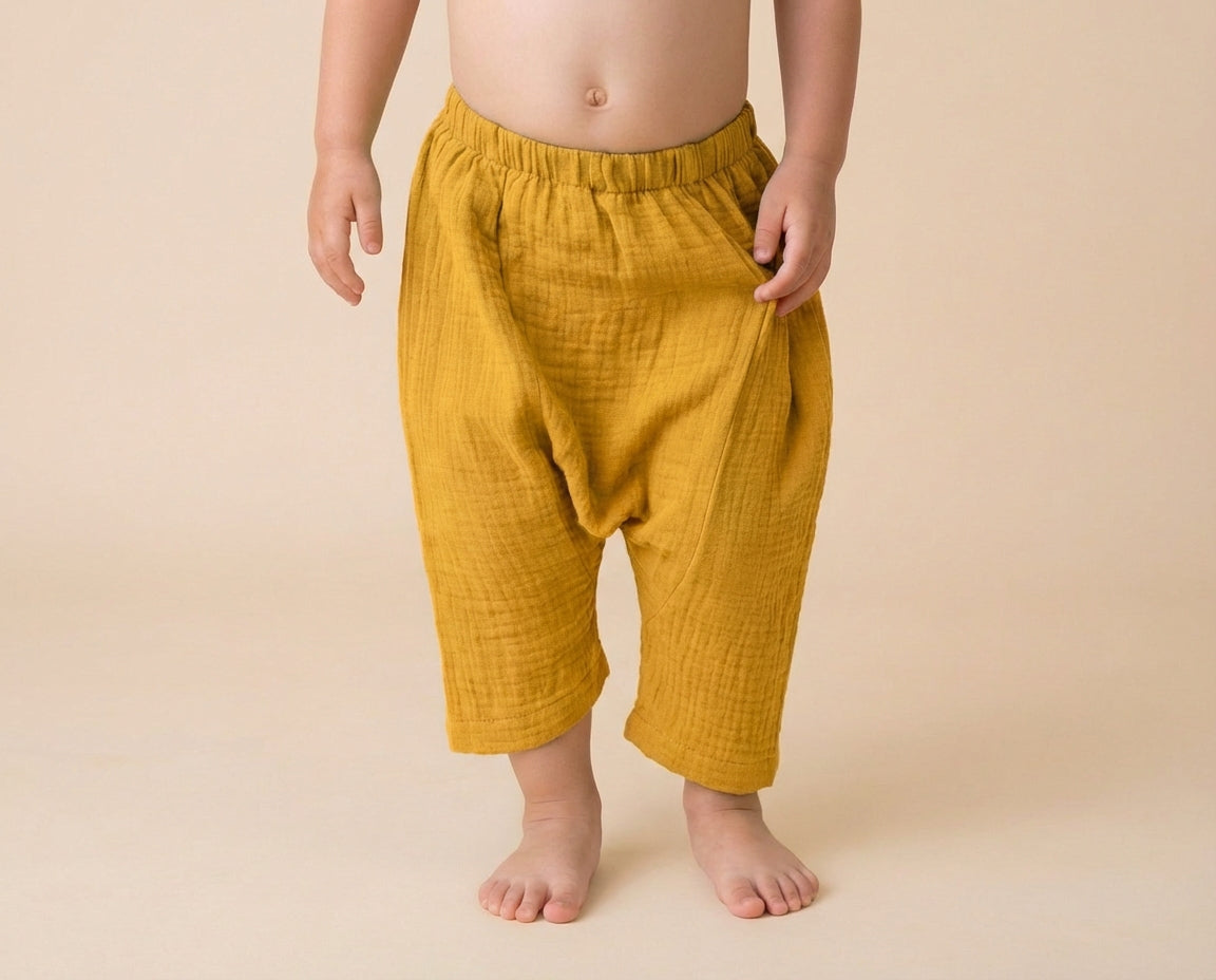 Niño con pantalón harem de muselina Mostaza