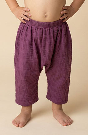 Niña con pantalón harem de muselina Morado