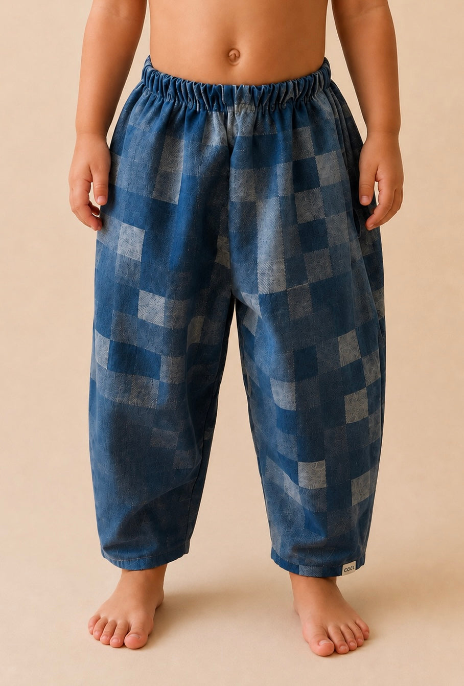     Pantalón infantil azul con estampado de cuadros patchwork