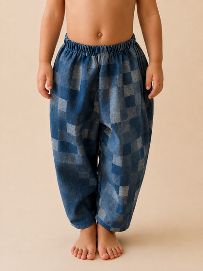     Pantalón infantil azul con estampado patchwork de cuadros