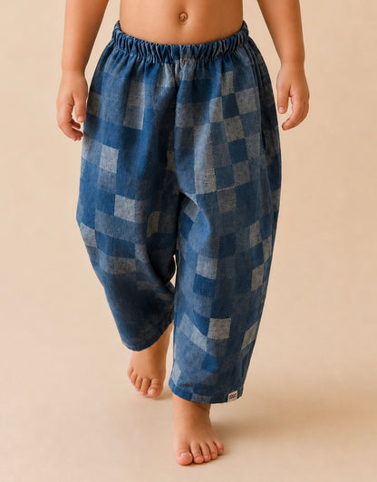    Pantalón infantil azul patchwork con cintura elástica