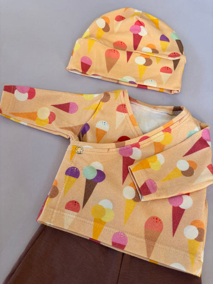 Detalle del conjunto de primera puesta de algodón orgánico con estampado de helados